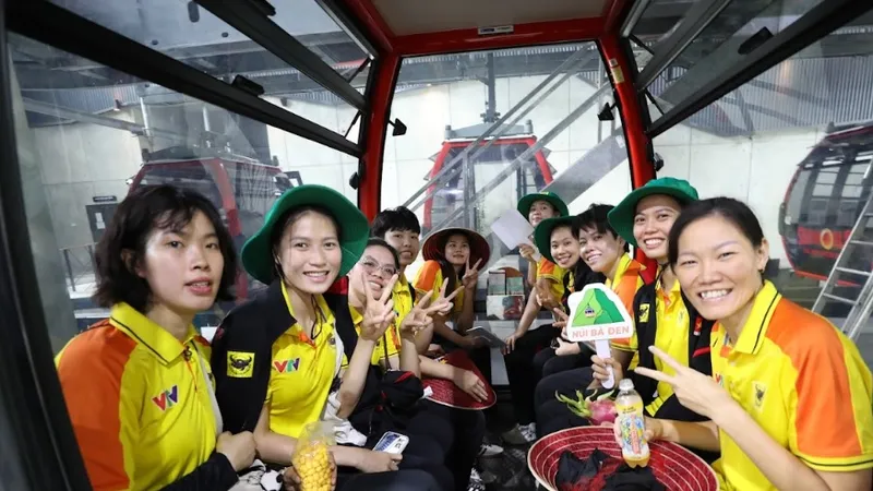 Thanh Thúy và đồng đội tham gia buổi dã ngoại nhiều ý nghĩa. Ảnh: DŨNG PHƯƠNG