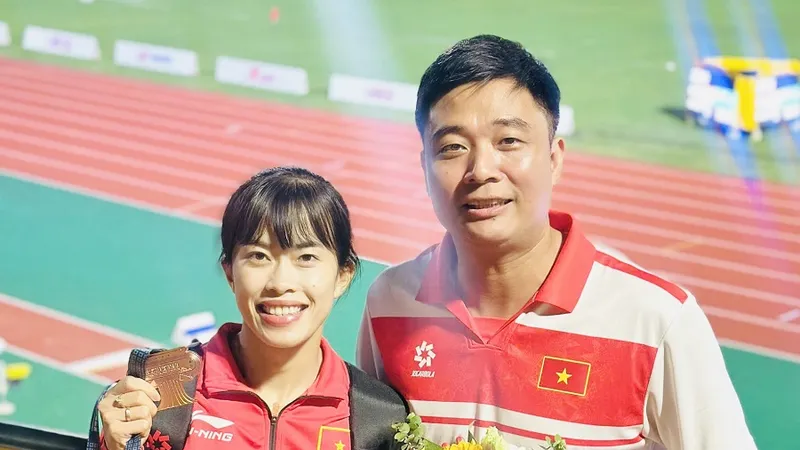 Ban huấn luyện chúc mừng tấm HCĐ của tuyển thủ Vũ Thị Ngọc Hà. Ảnh: MH