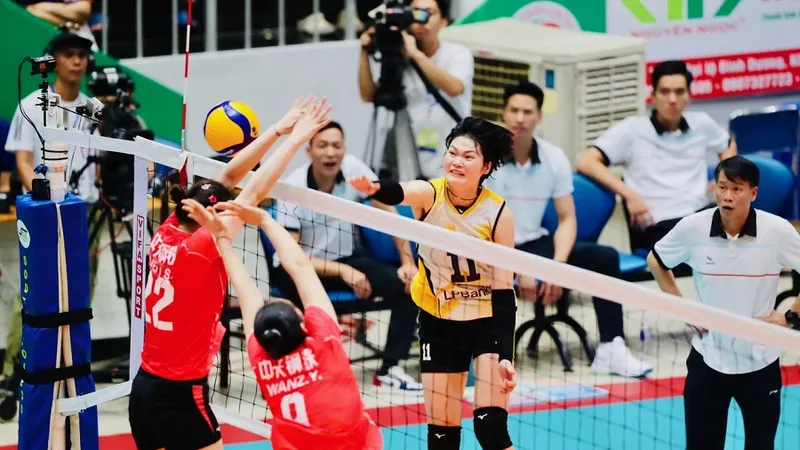 Cầu thủ Nguyễn Thị Uyên (11) của Ninh Bình đã tìm cơ hội đập bóng chiến thắng hàng chắn của Giang Tô (Trung Quốc). Ảnh: DŨNG PHƯƠNG