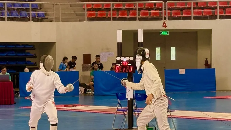 VĐV thi đấu trận chung kết kiếm ba cạnh cá nhân U17 nam tại giải đấu năm nay. Ảnh: MINH CHIẾN