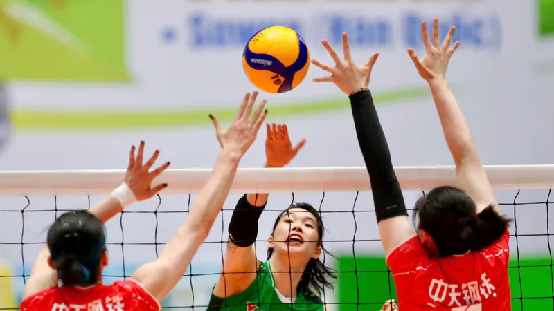 Chủ công Trần Thị Thanh Thúy nhận danh hiệu cầu thủ tấn công xuất sắc nhất. Ảnh: DŨNG PHƯƠNG