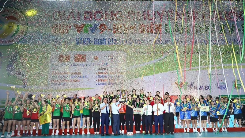 Ban tổ chức đã trao cúp cho nhà vô địch Giang Tô (Trung Quốc). Ảnh: DŨNG PHƯƠNG