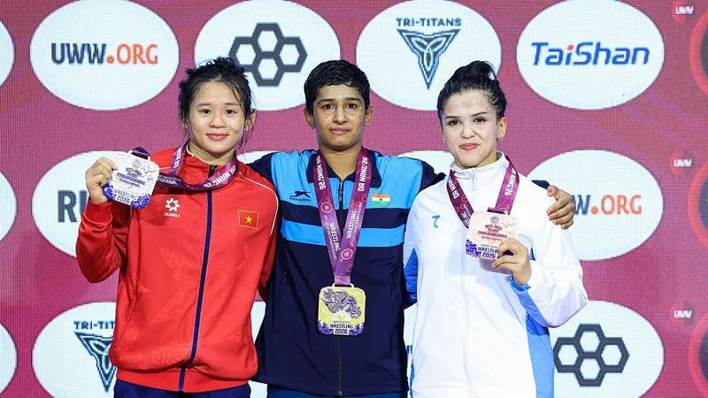 VĐV Mỹ Linh (áo đỏ) đã giành HCB tại giải trẻ châu Á 2026 đang tổ chức tại thành phố Đà Nẵng. Ảnh: UWW