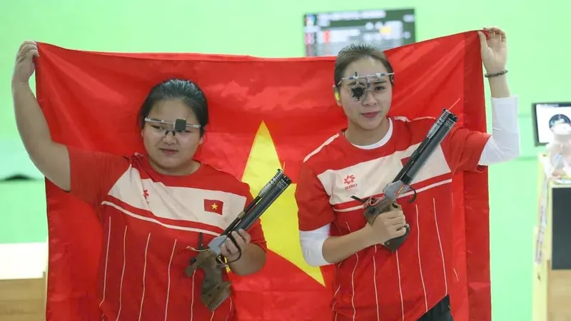 Thùy Trang (trái) từng giành huy chương 10m súng ngắn hơi nữ tại SEA Games 33-2025 ở Thái Lan. Ảnh: DŨNG PHƯƠNG