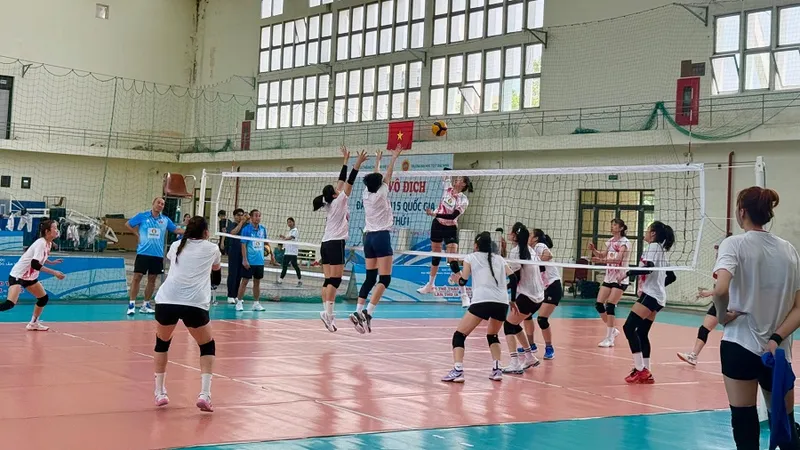 Đội tuyển bóng chuyền nữ Việt Nam tập luyện khẩn trương trước khi sang Philippines. Ảnh: MINH CHIẾN