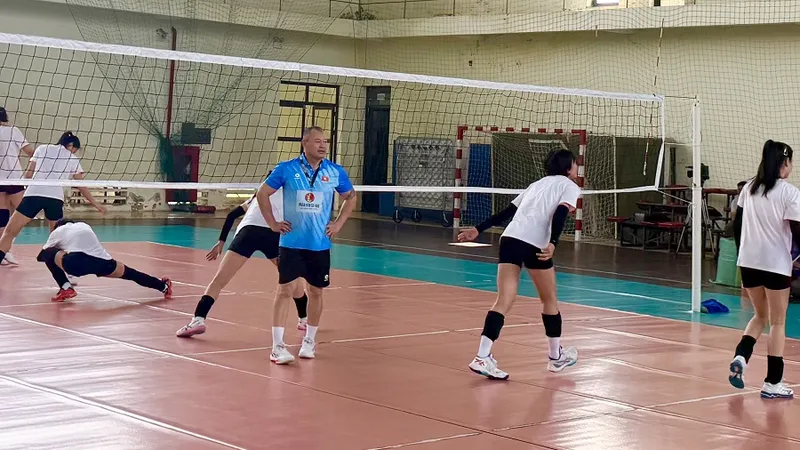 Chuyền gia thể lực Karl Lim đang làm việc cùng đội tuyển bóng chuyền nữ Việt Nam. Ảnh: MINH CHIẾN