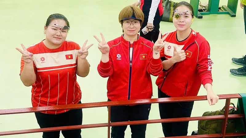 Xạ thủ Trịnh Thu Vinh (ngoài cùng bên phải) và đồng đội tại giải vô địch Đông Nam Á 2026. Ảnh: VŨ ANH