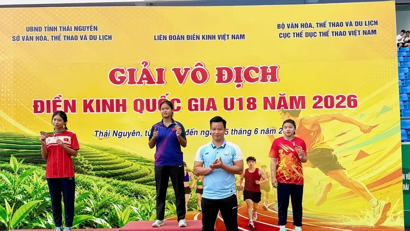 HLV Hoài Văn của đội điền kinh Tây Ninh và học trò đã giành HCV ném lao tại giải. Ảnh: MINH CHIẾN
