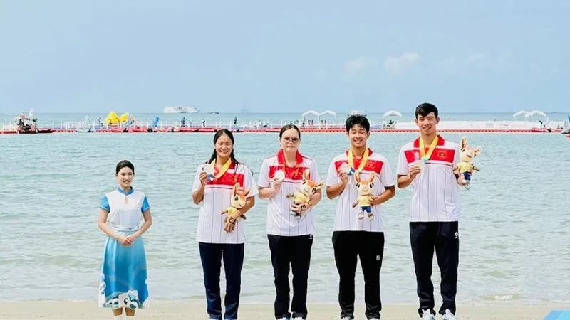 Khả Nhi (thứ 3, từ bên phải sang) là tuyển thủ quan trọng trong đội hình tiếp sức 4x1.500m hỗn hợp nam nữ bơi mặt nước mở của Việt Nam. Ảnh: LÊ THANH