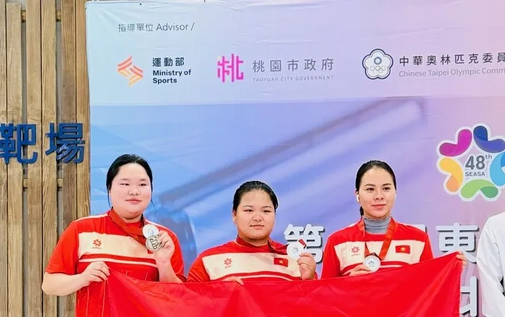 Các xạ thủ Thu Vinh, Thùy Trang, Thu Thủy có HCB nội dung 10m súng ngắn hơi nữ đồng đội. Ảnh: MINH MINH