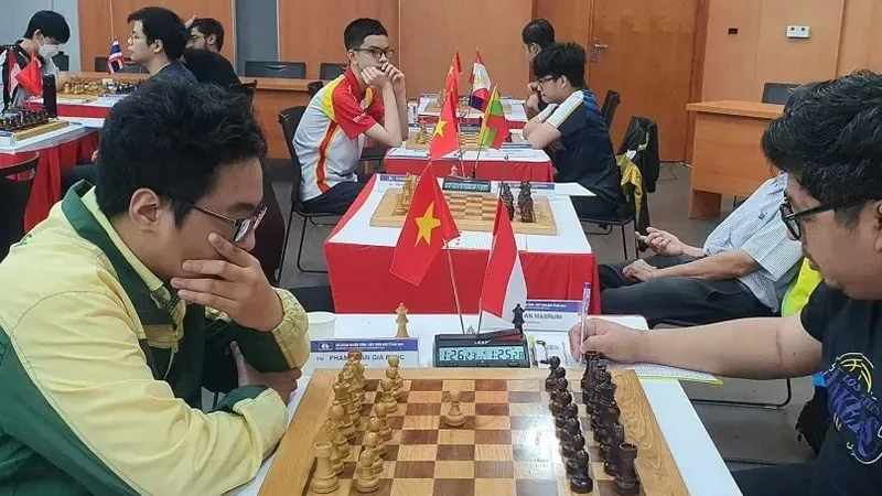 Phạm Trần Gia Phúc (áo xanh) sẽ tham dự giải vô địch đồng đội quốc gia cùng đội cờ vua TPHCM. Ảnh: MINH MINH