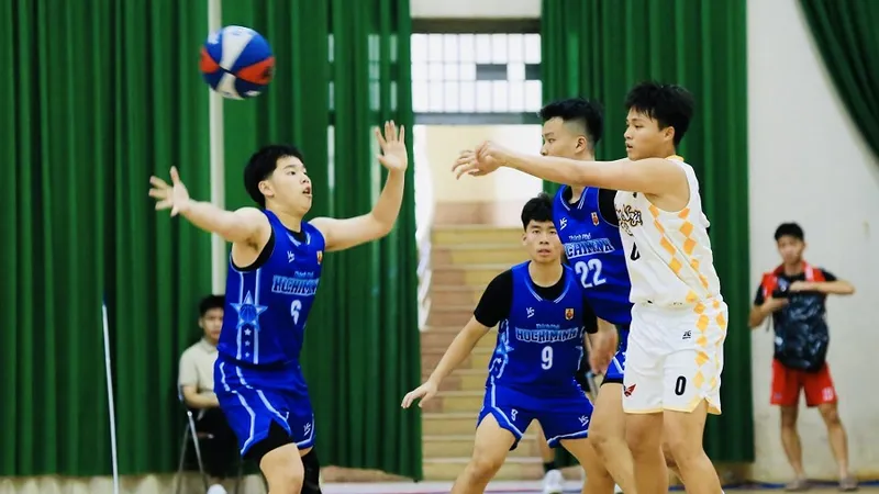 Bóng rổ U16 nam TPHCM (áo xanh) đang tranh tài tại Đà Nẵng. Ảnh: VBF