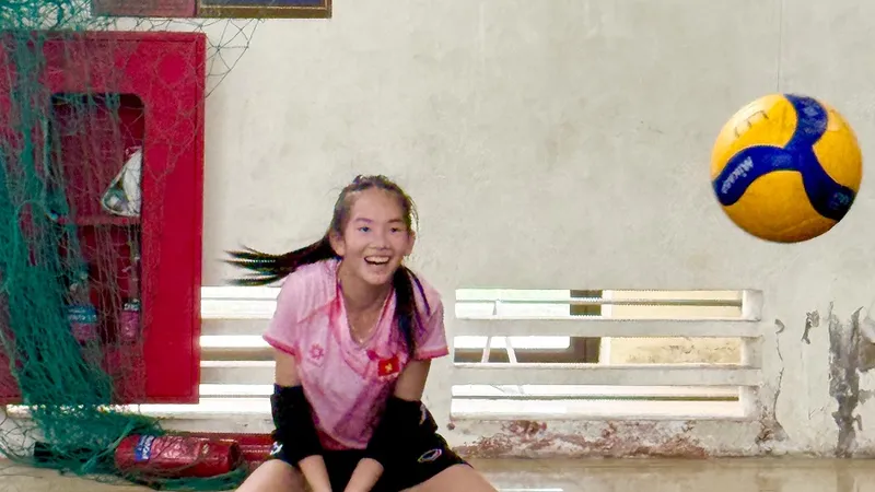 Hoài Ân tập luyện tại đội tuyển bóng chuyền nữ U18 Việt Nam trước khi lên đường thi đấu. Ảnh: MINH CHIẾN