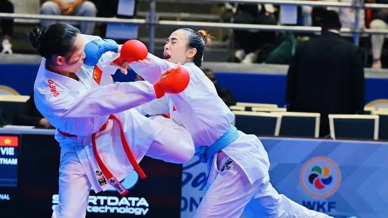 Diệu Ly (đai xanh) đã có tấm HCV tại hạng 68kg nữ của giải karate châu Á 2026. Ảnh AKF