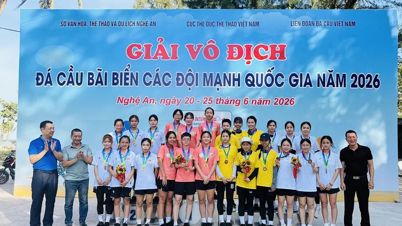 Các cầu thủ đã thi đấu sôi nổi tại giải đá cầu bãi biển vô địch đội mạnh quốc gia 2026. Ảnh: MINH MINH