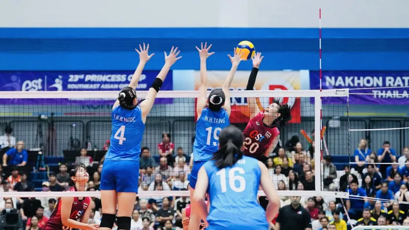 Cầu thủ nữ U18 Việt Nam đã tập trung phòng thủ chắn bóng trước các tình huống tấn công của chủ nhà U18 Thái Lan. Ảnh: THAILANDVOLLEYBALL