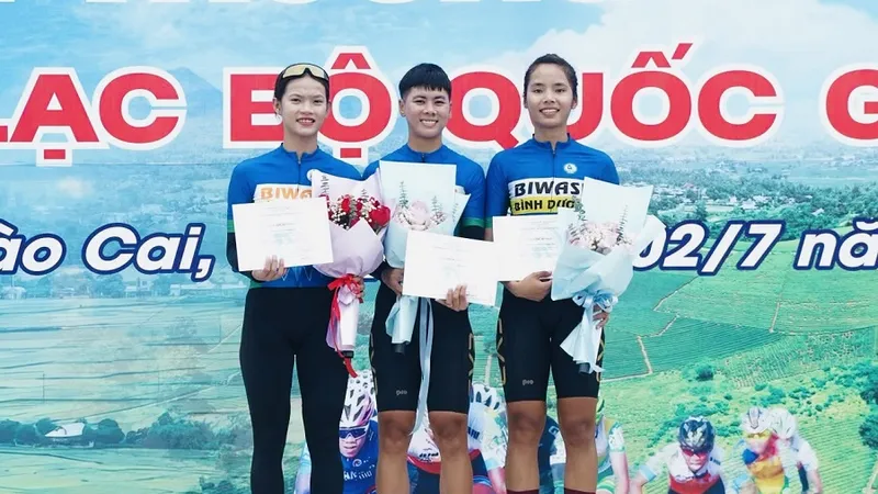 Cua-rơ nữ của đội Biwase TPHCM đang thi đấu hiệu quả tại đường đua ở Lào Cai. Ảnh: VCF