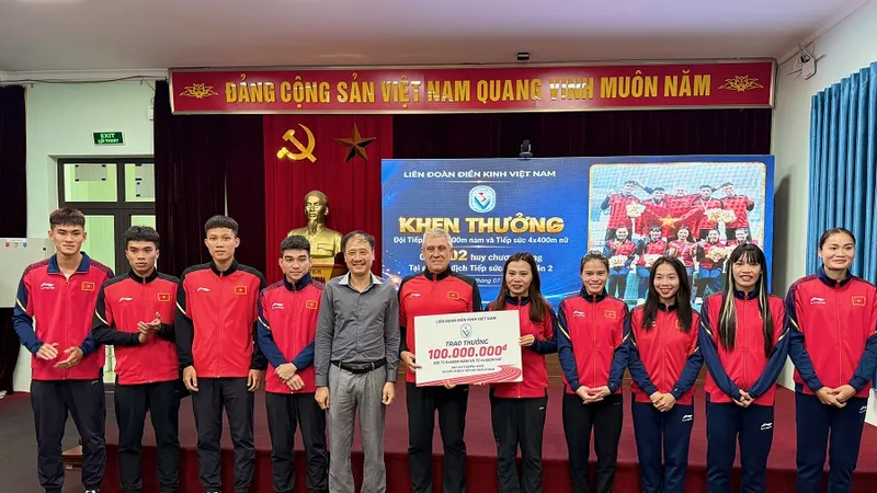 Đội tiếp sức 4x400m nam, 4x400m nữ đã được nhận khen thưởng 100 triệu đồng. Ảnh: MINH CHIẾN