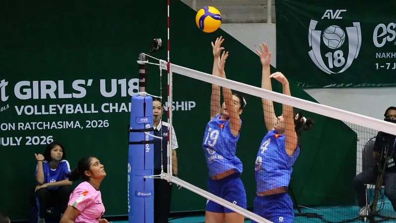Đội nữ U18 Việt Nam hóa giải nhiều pha tấn công của các tay đập Ấn Độ để giành chiến thắng 3-0. Ảnh: AVC