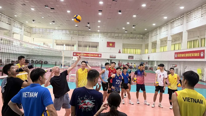 Chuyên gia Federico Rampazzo tích cực chuẩn bị chuyên môn cho các tuyển thủ nam. Ảnh: MINH CHIẾN