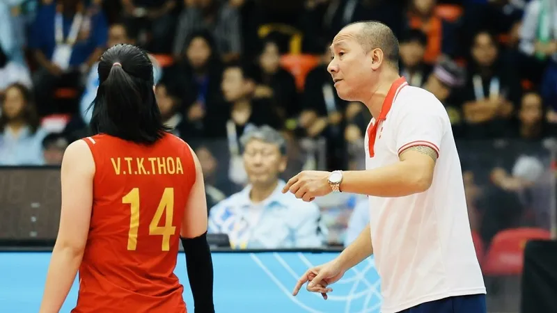 Huấn luyện viên Nguyễn Tuấn Kiệt và các cầu thủ tiếp tục tập huấn tại Đại học TDTT Bắc Ninh trong tháng 7. Ảnh: DŨNG PHƯƠNG