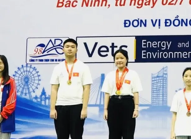 Kỳ thủ Đinh Nho Kiệt (trái) đã có tấm HCV cờ chớp ở bảng U17 nam giải năm nay. Ảnh: VCF