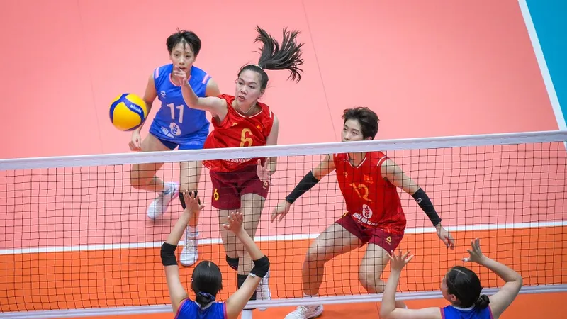 Cầu thủ đội nữ U18 Việt Nam đã áp đảo hàng chắn của đối thủ U18 Mông Cổ. Ảnh: AVC
