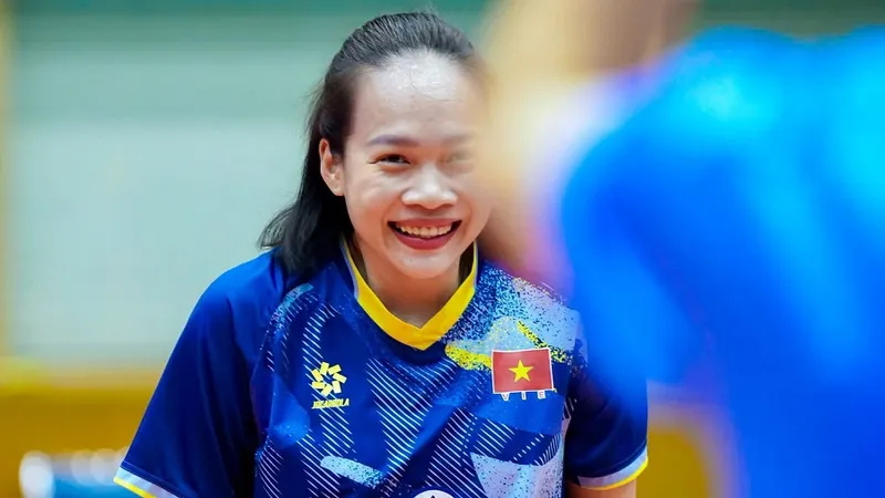 Chuyền hai Kim Thoa giữ được sự thoải mái trong buổi tập chuyên môn. Ảnh: VFV