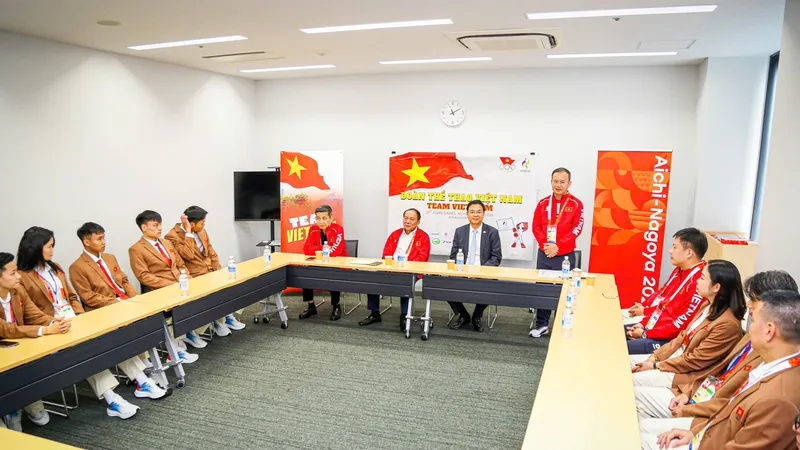 Chủ tịch Ủy ban Olympic Việt Nam Nguyễn Văn Hùng và Đại sứ Phạm Quang Hiệu gặp mặt Đoàn thể thao Việt Nam tại ASIAD 20. Ảnh: LƯỢNG LƯỢNG