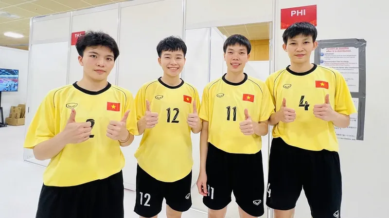 Cầu mây nữ Việt Nam tập trung cho trận quyết định nội dung 4 người nữ. Ảnh: LƯỢNG LƯỢNG