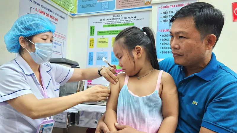TPHCM: Giám sát tiêm vaccine sởi, đảm bảo an toàn cao nhất
