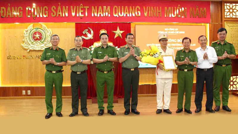Ban Giám đốc Công an TPHCM tặng hoa chúc mừng Thiếu tướng Nguyễn Thanh Hưởng, Phó Giám đốc Công an TPHCM 