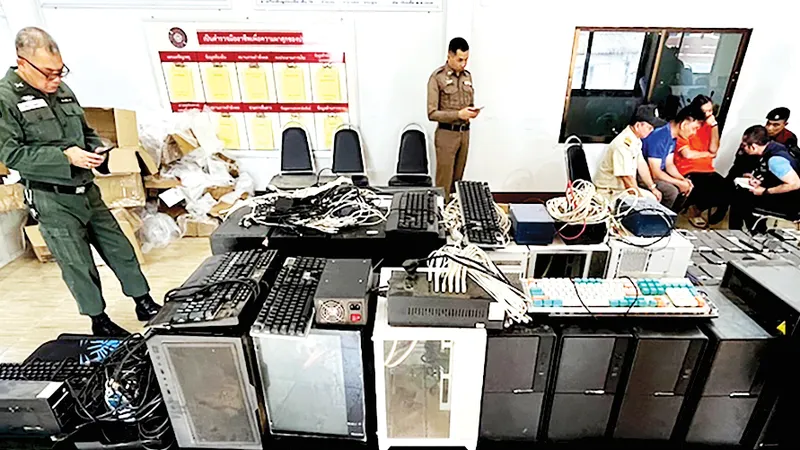 Cảnh sát Thái Lan thu giữ các thiết bị dùng để lừa đảo tại khu vực gần biên giới với Myanmar. Ảnh: COMMSRISK