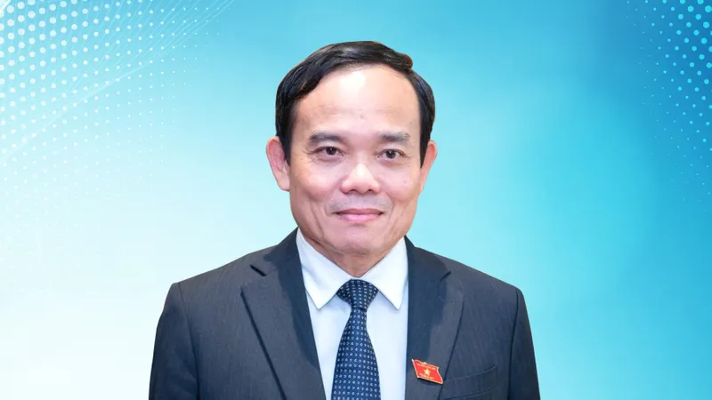 Đồng chí Trần Cẩm Tú trao quyết định cho đồng chí Trần Lưu Quang. Ảnh: VIỆT DŨNG
