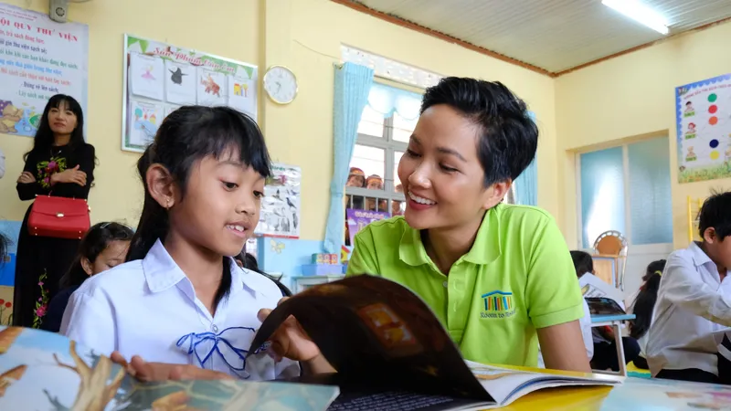 H’Hen Niê: “Không đọc sách, không có điều kiện tiếp cận sách, thật bất công với các em“