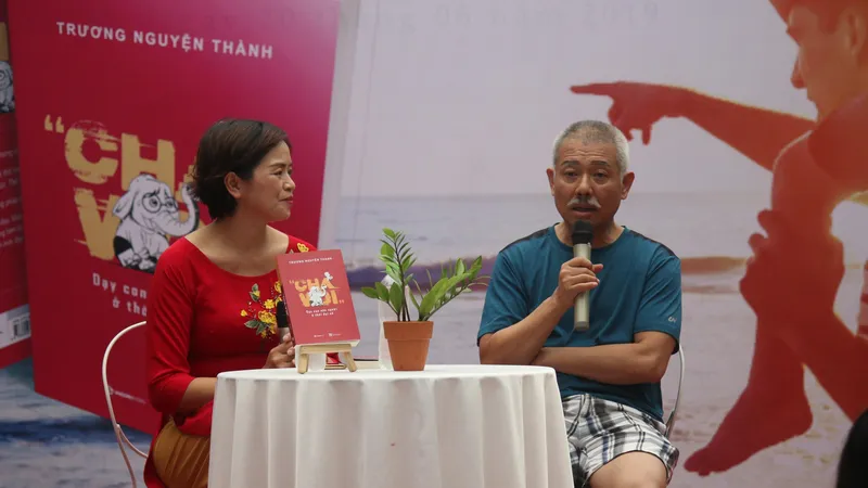 Giáo sư “quần đùi” ra mắt sách về dạy con thời đại số 