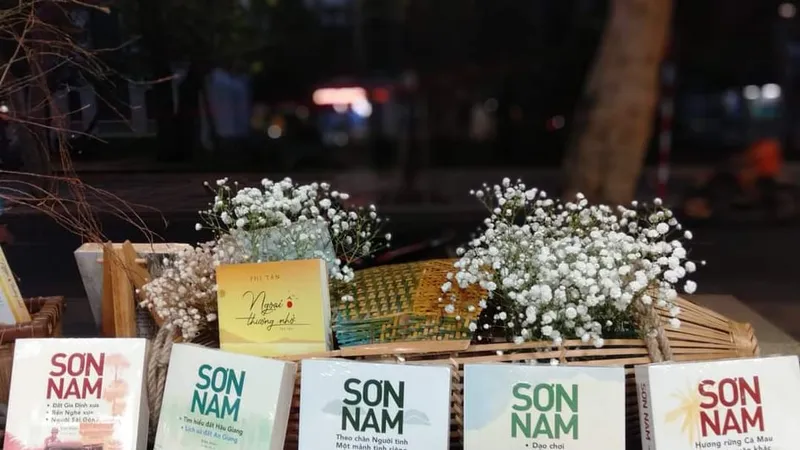 Trao tặng bộ sách 20 tựa cho gia đình nhà văn Sơn Nam