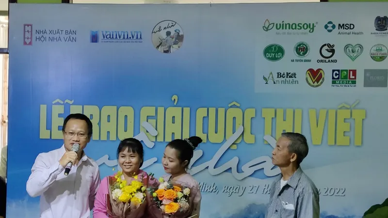 Trao giải cuộc thi viết “Về nhà”