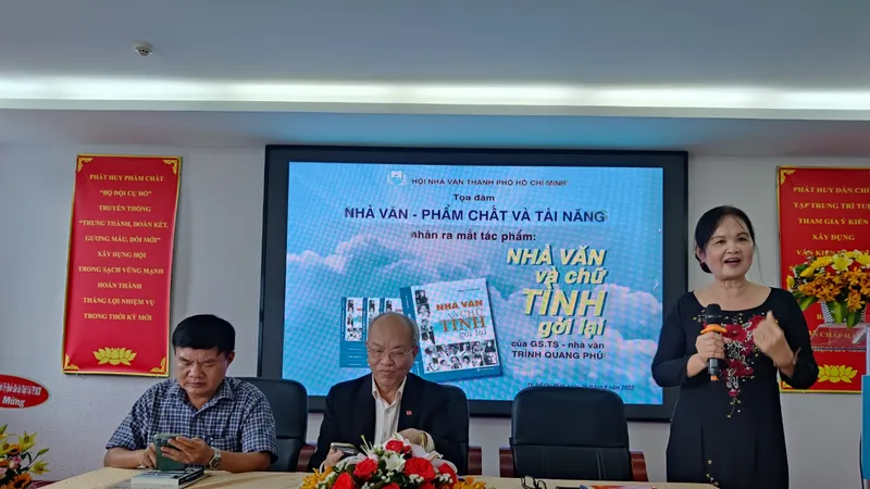 Giữ lại chữ tình trong giới văn chương
