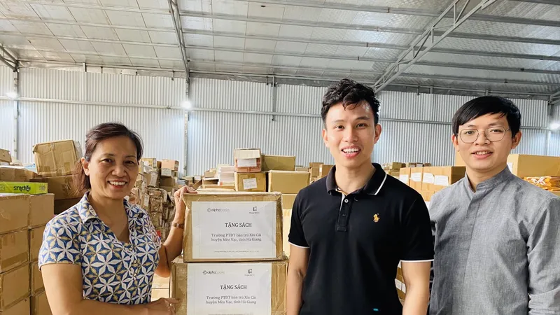 Trao tặng 10.000 cuốn sách tới 50 trường học và tổ chức trên cả nước 