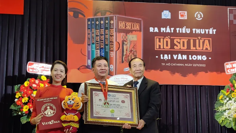 Hồ sơ lửa - bộ tiểu thuyết hình sự nhiều tập nhất Việt Nam 