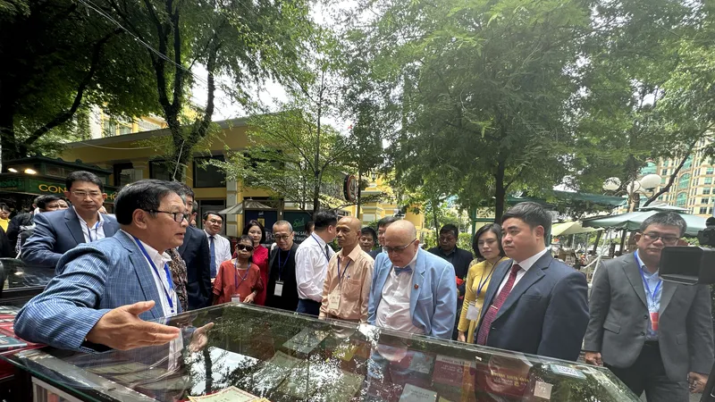 Khai mạc "Triển lãm sách về Chủ tịch Hồ Chí Minh và các đồng chí lãnh đạo Đảng, Nhà nước"