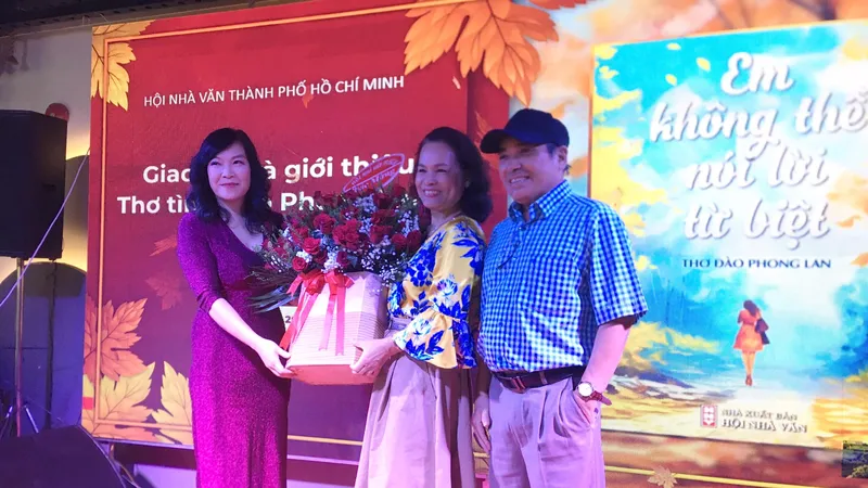 Nhà thơ Đào Phong Lan tái xuất với tập thơ “Em không thể nói lời từ biệt”