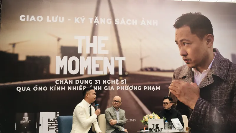 “The Moment”: Chân dung 31 nghệ sĩ qua ống kính nhiếp ảnh gia Phương Phạm 