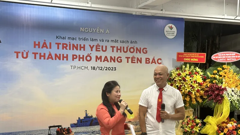 Nhiếp ảnh gia Nguyễn Á với triển lãm ảnh "Hải trình yêu thương từ Thành phố mang tên Bác"