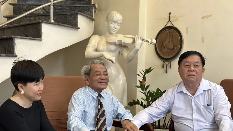 Trưởng ban Tuyên giáo Trung ương Nguyễn Trọng Nghĩa chúc tết nhà thơ Hoài Vũ