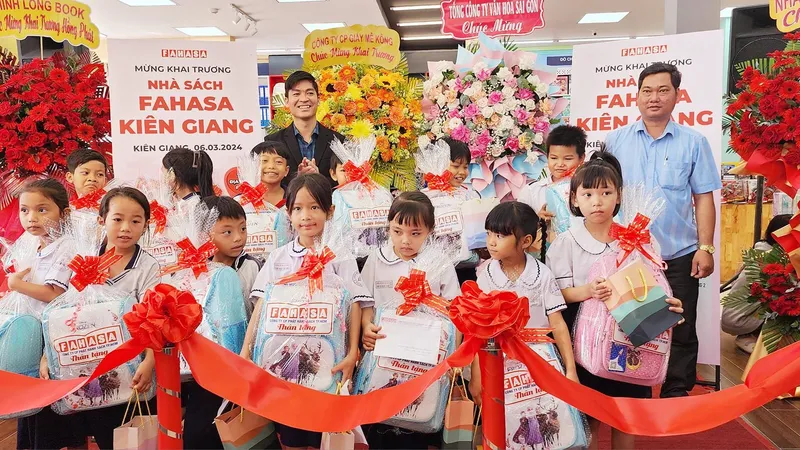 Công ty Fahasa trao tặng 30 phần quà cho các em học sinh có hoàn cảnh khó khăn
