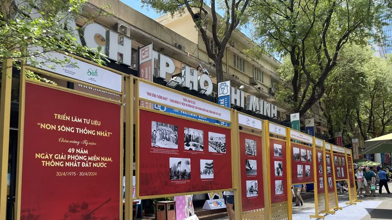 Triển lãm tư liệu “Non sông thống nhất” tại Đường sách TPHCM 