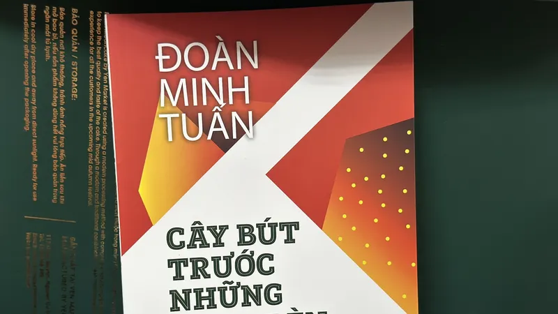 Nhà văn Đoàn Minh Tuấn mừng tuổi 92 với "Cây bút trước những ngọn đèn tỏa sáng"