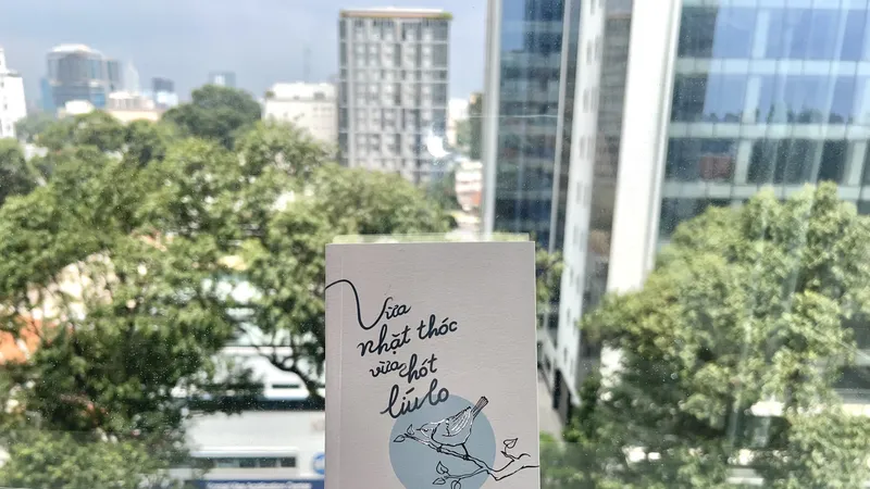 "Vừa nhặt thóc vừa hót líu lo": Tìm bình yên từ những điều bé nhỏ 